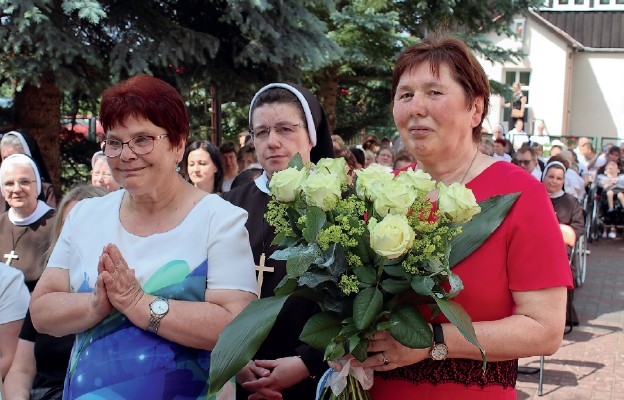 Siostry Felicjanki i pensjonariuszki podczas dziękczynienia za 60 lat DPS w Szarczu