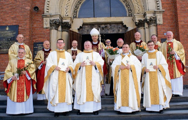 Bp Grzegorz Kaszak z nowymi prezbiterami i ich najbliższymi wychowawcami