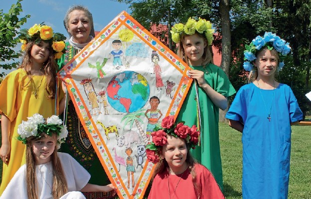 Dzieci ze Szkoły Podstawowej Sióstr Urszulanek wzięły udział w konkursie na misyjny latawiec