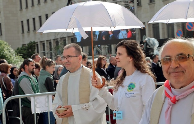 Na Mszę św. w Sofii przyszło bardzo wiele osób – podkreśla ks. Jacek
Wójcik (pierwszy z lewej), który na placu rozdawał Komunię świętą