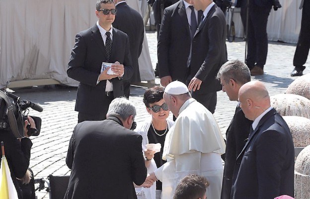 Papież Franciszek wita się z prezes Renatą Wierzbicką