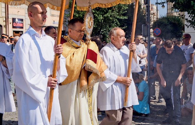 Adoracja Najświętszego Sakramentu staje się niewyczerpanym
źródłem świętości – mówił bp Tadeusz Lityński
