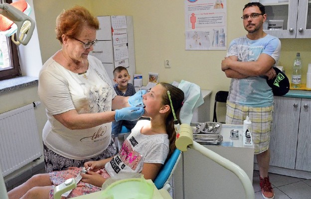 Dla rodziny Maczkowiaków wizyta u stomatologa jest normą.
Na fotelu siedzi Julia