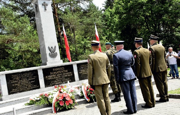 Złożenie wieńców na największym cmentarzu partyzanckim w Polsce