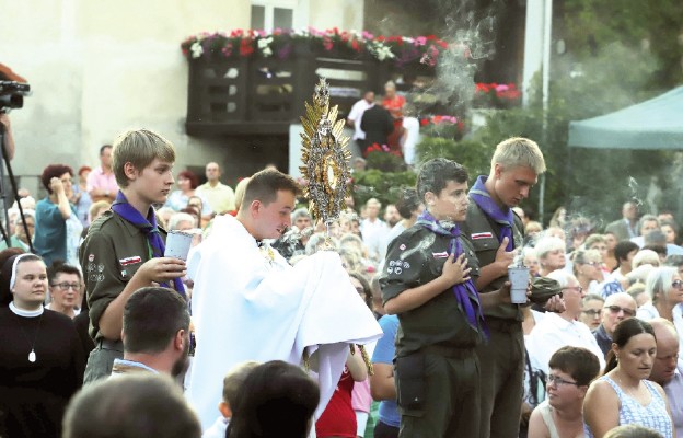 Na zakończenie Koncertu Uwielbienia do ogrodu został wniesiony w asyście harcerzy Najświętszy Sakrament