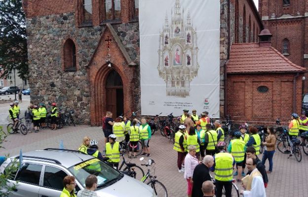 Uczestnicy przed wyruszeniem pielgrzymki na placu przy kościele Najświętszego Serca Pana Jezusa w Rzepinie