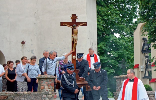 Przekazanie krzyża parafii w Józefowie
