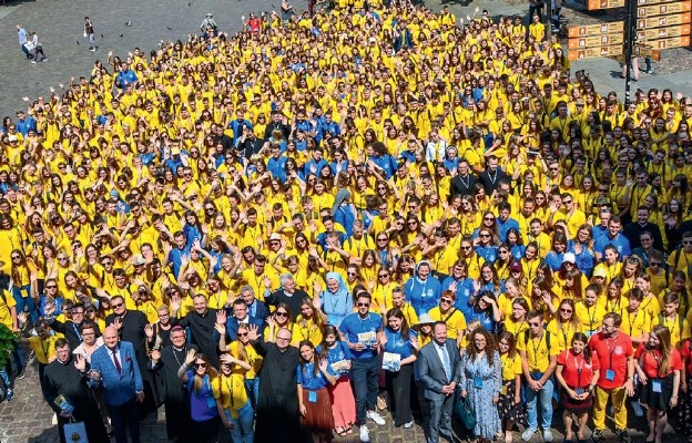 Żółte koszulki to kolor rozpoznawczy Fundacji „Dzieło Nowego Tysiąclecia”