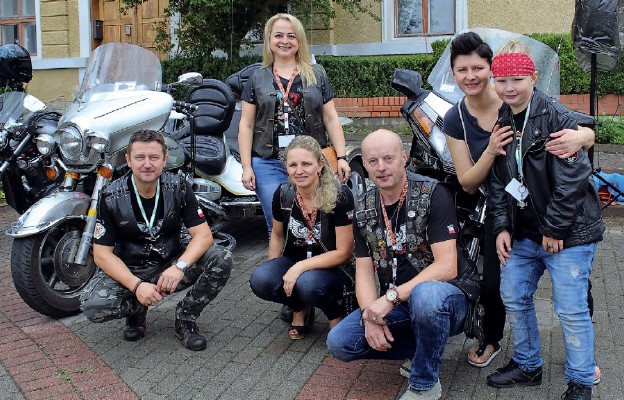 Zlot to inicjatywa zawierzenia kierowców motocyklistów św. Krzysztofowi – mówi Krzysztof Betka (trzeci z prawej) z Klubu Motocyklowego Cuprum Riders