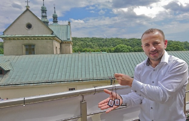 – Maryja jest Tą, której boi się szatan. Gdy jestem przy Niej, nic mi nie grozi. Szkaplerz jest dla mnie Jej płaszczem – mówi Bartosz