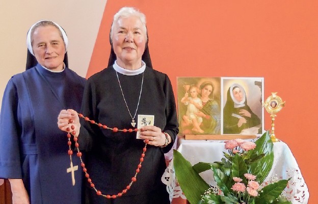 S. Maria Matusiewicz, służebniczka starowiejska (pierwsza z lewej) i s. Krystyna Kusak, adoratorka, prezentują Czerwony Różaniec