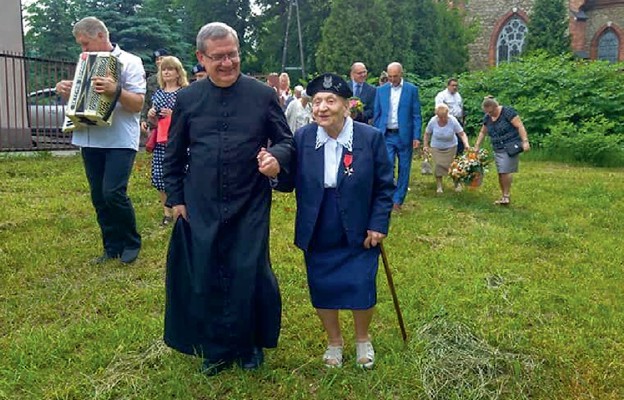 Jubilatka Anna Gut ze swoim synem ks. Józefem, proboszczem
parafii św. Elżbiety Węgierskiej w Jaworznie-Szczakowej