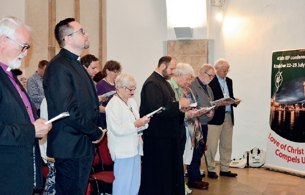 W auli przy bazylice franciszkanów blisko 200 uczestników kongresu wspólnie się modliło, śpiewało pieśni i słuchało Słowa Bożego