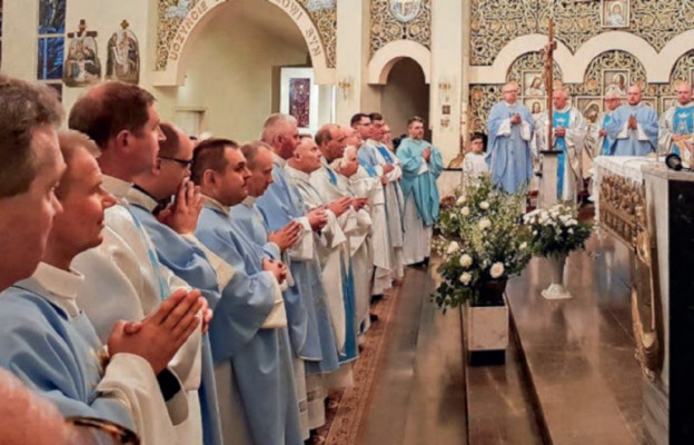 Czuwania maryjne w Jaroszowcu gromadzą wielu kapłanów