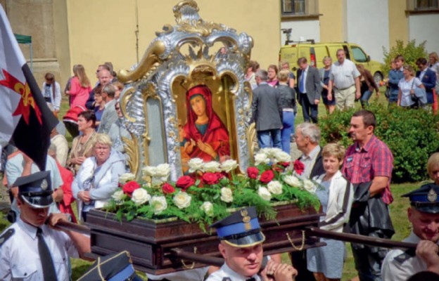 Podczas uroczystości odpustowych ma miejsce procesja z Obrazem Matki Bożej Łaskawej