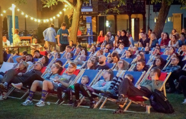 Na uczestników Plenerowego Kina Letniego czeka przytulne miejsce, poczęstunek i atrakcyjne filmy