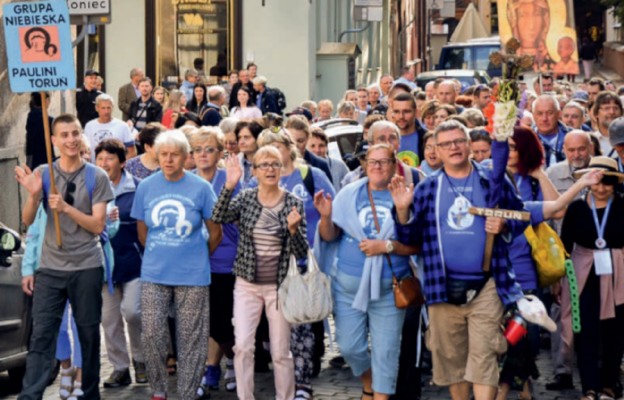 Pątnicy 41. Pieszej Pielgrzymki Diecezji Toruńskiej w drodze na Jasną Górę: grupa niebieska paulini