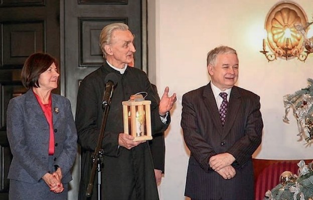 Grudzień 2008. Przekazanie Betlejemskiego
Światła Pokoju. Od lewej: Maria Kaczyńska,
ks. Roman Indrzejczyk i Prezydent RP Lech
Kaczyński