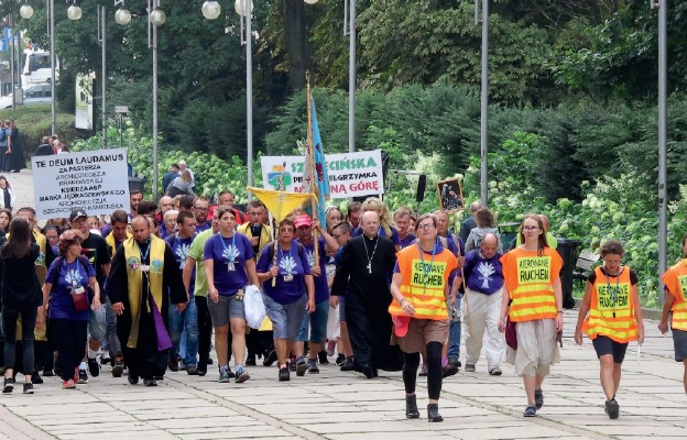 Grupę św. Jakuba na Jasną Górę wprowadził bp Henryk Wejman