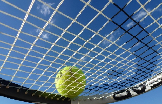 Jak ksiądz uczy grać w tenisa