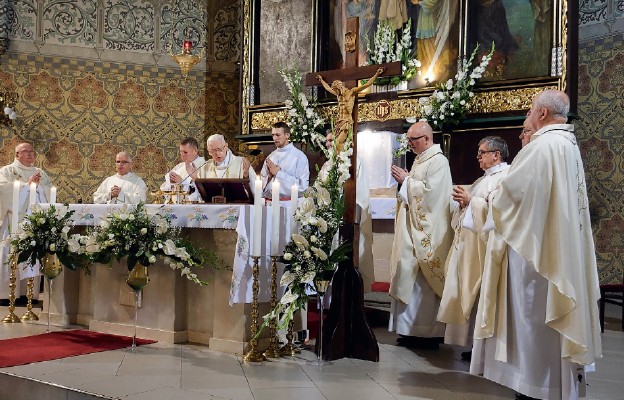 Eucharystii przewodniczył biskup senior Stefan Cichy