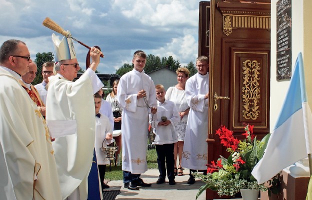 Poświęcenie tablicy upamiętniającej stulecie parafi i