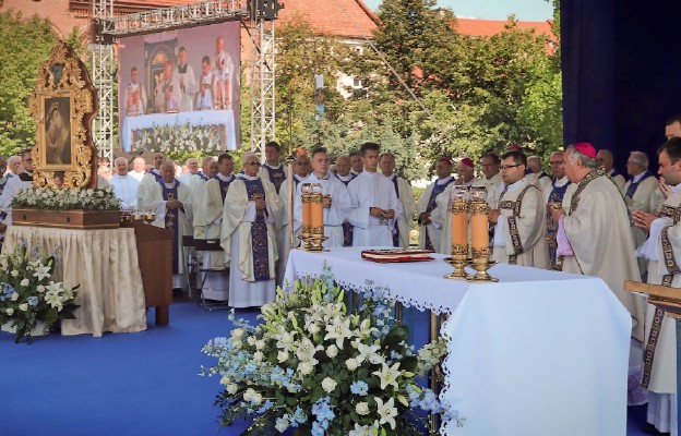 Uroczystości 50-lecia Koronacji Cudownego Obrazu Pani Myślenickiej
na rynku w Myślenicach