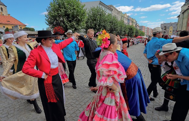 Polonez na strzegomskim Rynku w wykonaniu zespołów ludowych
goszczących na festiwalu