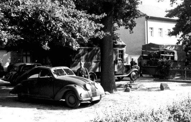 Wrzesień 1939 , Zdjęcie wykonane przez niemieckiego oficera gdzieś we Wrocławiu we wrześniu 1939 r. Przedstawia pojazdy niemieckich sił powietrznych przed wyjazdem do Polski_1