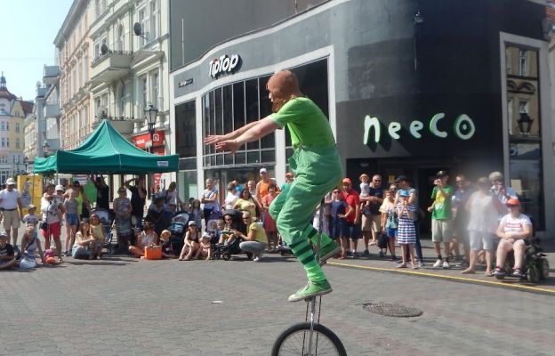 Akrobacje na rowerze w wykonaniu buskera z polskiego teatru „JaSię”