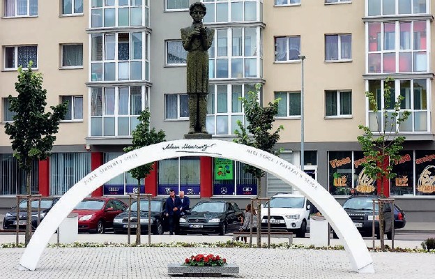 Pomnik Adama Mickiewicza w centrum miasta