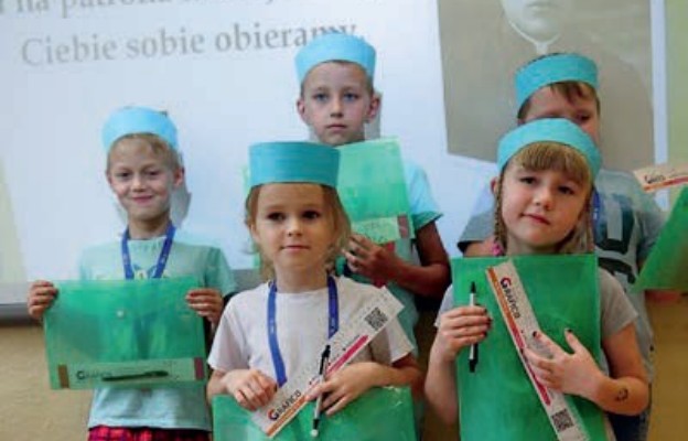 Dzieci ze Szkoły Podstawowej w Kobylanach poznają dzieje życia i męczeństwa  sługi Bożego ks. Stanisława Kołodzieja