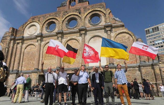 Bp Lityński i przedstawiciele Klubu Rodła Ziemi Babimojskiej na uroczystościach w Berlinie