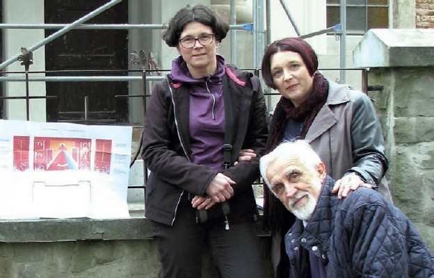 Stanisław Niemczyk z córkami przed odnawianym kościołem
w Jaworzu k. Bielska-Białej