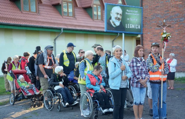 Niepełnosprawni wędrowali do krzeszowskiej Pani