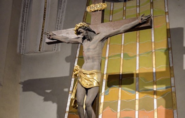 Krzyż, którego Ignacy Trenda nie chciał podpalić, znajduje się w ołtarzu głównym lelowskiego kościoła