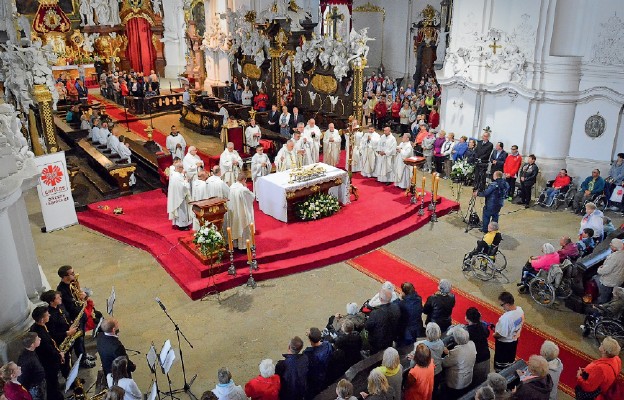 Uroczysta Eucharystia w sanktuarium Matki Bożej Łaskawej w Krzeszowie