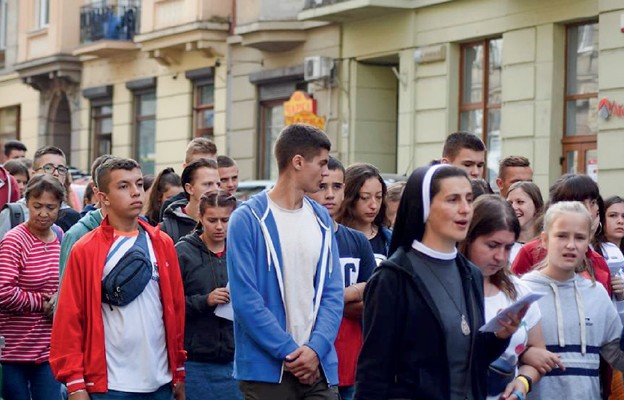 Młodzi z Czerwonogradu podczas procesji bł. Jakuba Strzemię