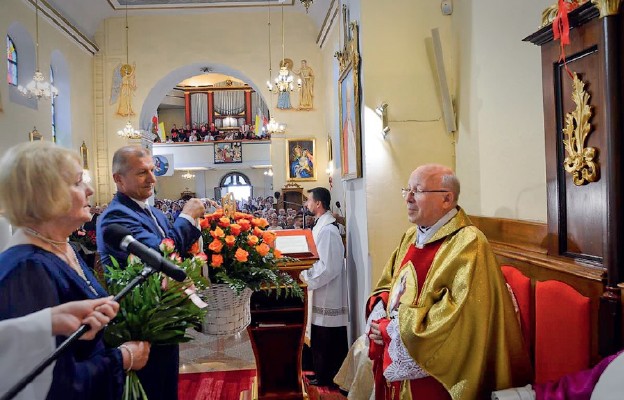 Z okazji złotego jubileuszu gratulacje składają przedstawiciele Rady Parafialnej: Janina Węglarz i Mirosław Babicz