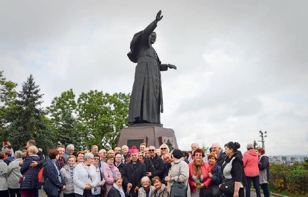 Pielgrzymi z Goleniowa wraz z bp. Marianem B. Kruszyłowiczem przy pomniku św. Jana Pawła II na Jasnej Górze