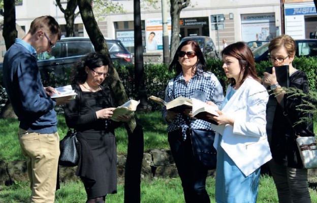 Coraz częściej ludzie wychodzą z kościołów i czytają Pismo święte np. na ulicach miast. Przekonują w ten sposób, że Słowo Boga
powinno towarzyszyć naszej codzienności