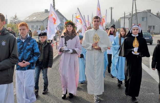 – Orszaki świętych ukazują wzorce świętości – mówi ks. Sebastian Kozyra