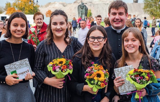 Z nowych animatorów RAM-u cieszą się Grupy Apostolskie, tu przedstawicielki wspólnoty z parafii w Suchej Beskidzkiej, z ks. Sebastianem Kozyrą, czekają, aby pogratulować koleżankom – animatorkom