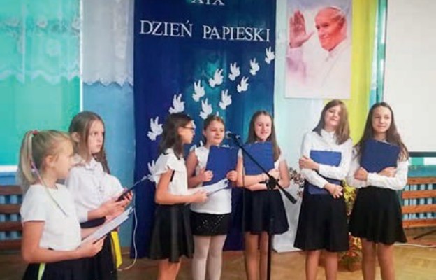 Uczniowie przedstawili życiorys Papieża Polaka