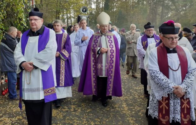 Modlitwom na zielonogórskim cmentarzu przewodniczył bp Tadeusz Lityński