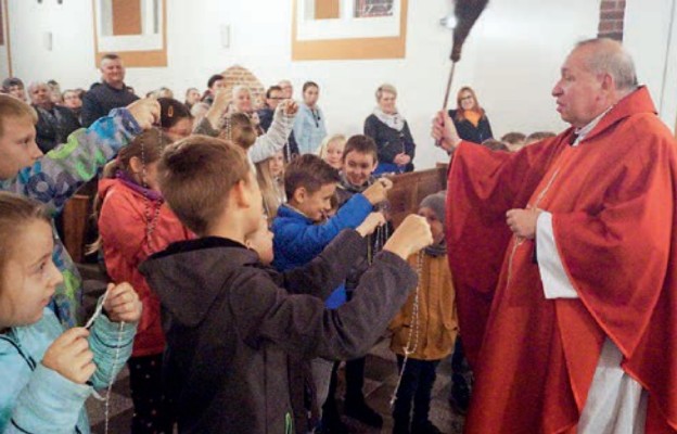 Podczas „Misji u stóp Krzyża” zostały poświęcone różańce dzieci przygotowujących się do I Komunii św.