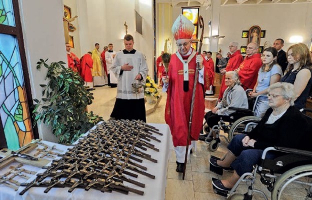 Abp Stanisław Budzik poświęcił krzyże do szpitalnych sal