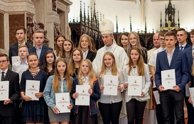 Nowi stypendyści, tu z bp. Stanisławem Salaterskim, to młodzi, którzy dobrze się uczą i równocześnie angażują się w życie parafii