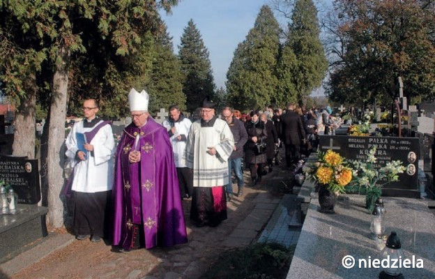 Abp Wacław Depo przewodniczy procesji na cmentarzu Kule