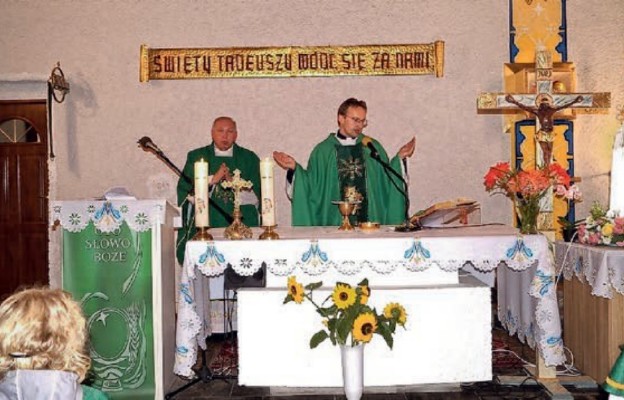Ks. Sławomir Kostrzewa podczas Mszy św. na rozpoczęcie spotkania ewangelizacyjnego w Lubiczu
